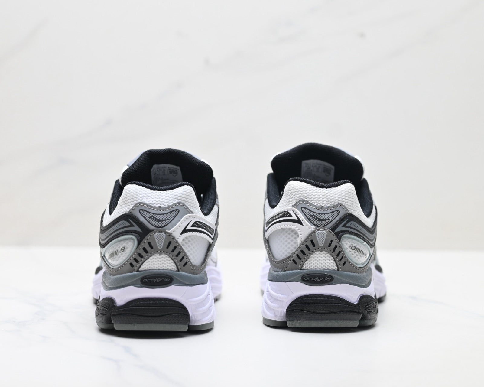 Saucony ProGrid Omni 9 Unisex Lifestyle Trainers