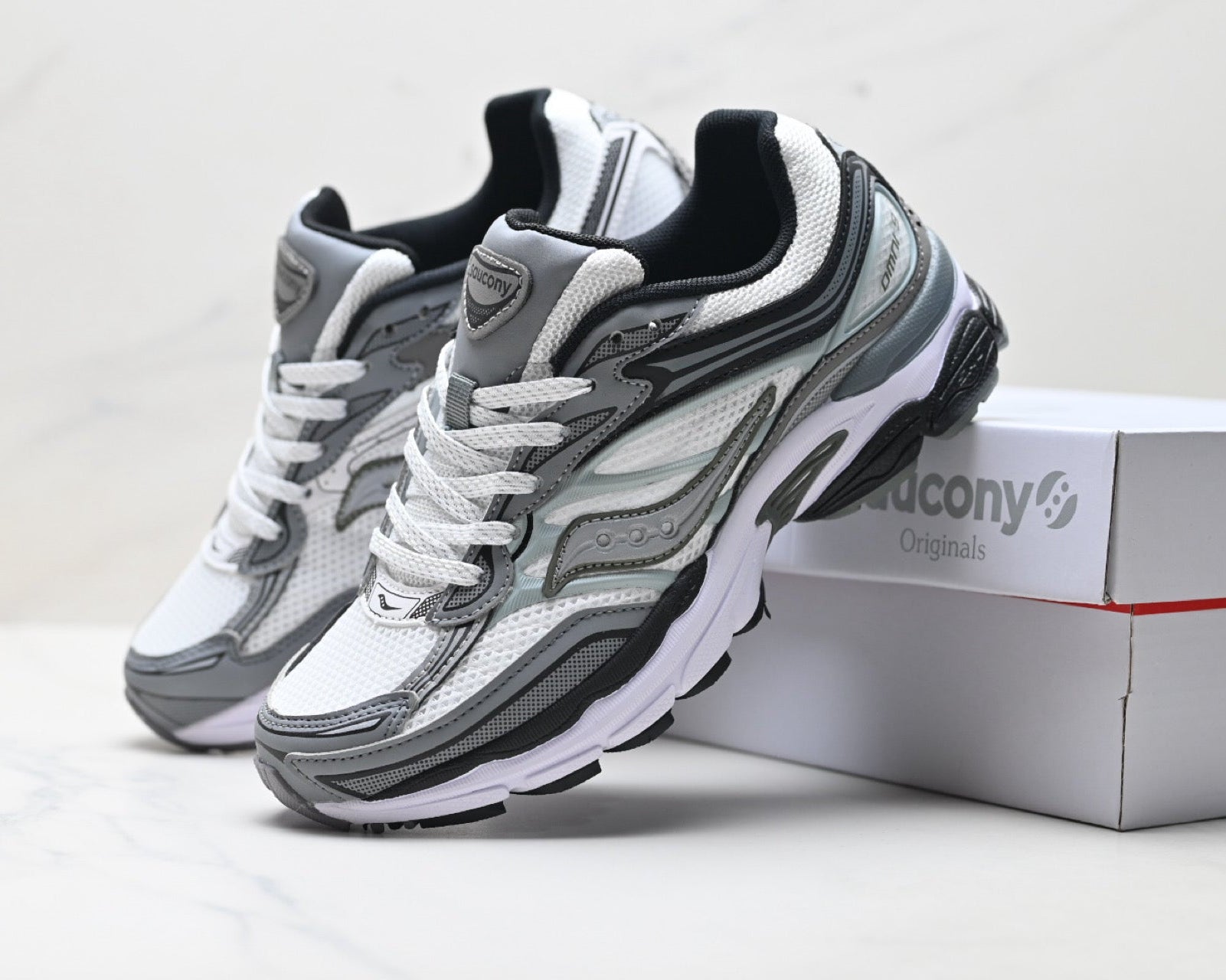 Saucony ProGrid Omni 9 Unisex Lifestyle Trainers